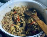 Foto del paso 5 de la receta: Fideos integrales con salteado de cerdo, verduras y queso cremoso