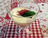 Une image de l'étape 7 de Panna cotta aux fraises et chocolat blanc.