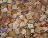 Foto langkah ke 5 dari resep Tumis Tahu Kikil Pedas.