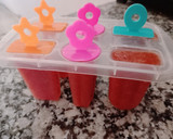 Foto del paso 2 de la receta: Paletas heladas de frutilla 🍓 (al agua) 💕