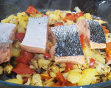 Foto del paso 3 de la receta: Salmón sobre verduras asadas