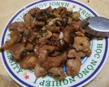 Hình bước làm 3 của món Thịt lợn nấm hương kho tàu hành tỏi