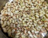 A picture of step 1 of Vaal nu Shaak (Lima beans).