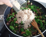 Foto del paso 7 de la receta: Paella de robellones, espinacas y solomillo