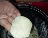 Foto langkah ke 6 dari resep Bola Bola Ubi Kayu Isi Ayam.