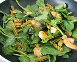 Foto del paso 2 de la receta: Espinacas con langostinos y pasta