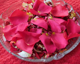 குல்கந்து (Gulkand, Turkish Style), ரோஜா ஜாம் ரெசிபி ஸ்டேப் 2 புகைப்படம்