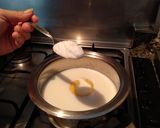 Foto del paso 3 de la receta: Flan de huevo sin lactosa ni azúcar