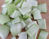 Foto del paso 3 de la receta: Pak choi salteado con langostinos