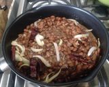 Foto del paso 2 de la receta: Frijoles fritos acompañados de totopos
