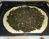Foto del paso 8 de la receta Empanada de espinacas y morcilla de cebolla