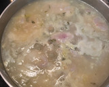 Foto del paso 3 de la receta: Merluza en salsa con gambita congelada