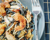 Foto del paso 7 de la receta: Dúo de espaguetis con fritura de pota y gambón