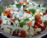 Foto del paso 2 de la receta: Conejo con pisto (todo en crudo)