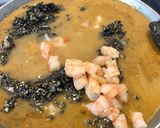 Foto del paso 7 de la receta: Arroz negro con sepia y gambones