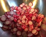 Une image de l'étape 2 de Salade de radis roses au thon et piment d espelette.