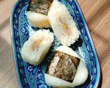 Hình bước làm 4 của món Onigiri bằng khuôn cho bé tập làm cơm nắm