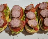 Foto del paso 4 de la receta: Barritas tostadas o sin tostar con aguacate, tomate y longaniza