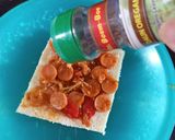 Foto langkah ke 5 dari resep Pizza Roti Tawar Teflon.