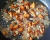 A picture of step 4 of Pasta with chanterelles.