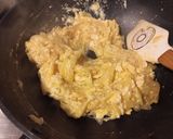 Foto del paso 2 de la receta: Huevos con cebolla frita