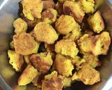 A picture of step 2 of Papaya and Fritters Curry.