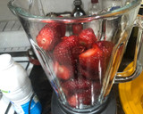 Foto del paso 1 de la receta: Batido de fresas y yogurt con pan de Dios
