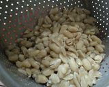 Foto langkah ke 3 dari resep Kacang bawang renyah.