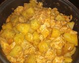 Hagymás csirkekockák héjában főtt burgonyával - egytál recept fázis 3 fotója