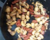 Foto del paso 2 de la receta: Champiñones en salsa con chorizo y huevo