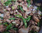 Foto langkah ke 3 dari resep Tumis Se'i Sapi Jamur Cabe Ijo.