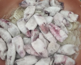 Foto del paso 1 de la receta: Calamares pequeños encebollados