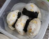Foto langkah ke 6 dari resep Onigiri telur praktis (bekal sekolah anak).