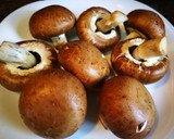 Foto del paso 1 de la receta: Merlucitas con setas salteadas al ajillo
