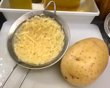 Foto del paso 1 de la receta: Nidos de patatas, gulas al ajillo y huevo 😍😍