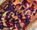 Foto del paso 4 de la receta: Bizcocho de moras y arándanos con chocolate blanco