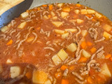 Fideos guisados con carne y verduras