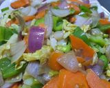 A picture of step 4 of Chinese Chicken Chilli Stir Fry Noodles.