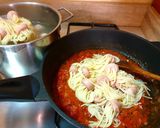 Pas rețetă "Medusa al pomodoro" - spaghette cu crenvurșt în sos de roșii 4 fotografie