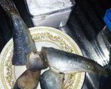 A picture of step 1 of Fried Sardine.