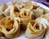 Hình bước làm 4 của món Hoành thánh hoa hồng chiên