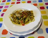 Foto del passaggio 5 della ricetta Spaghetti al pesto di porri e broccoli e sapori dell'orto