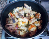 Foto del paso 5 de la receta: Pollo confitado al ajillo con palos de patatas fritas y mayonesa