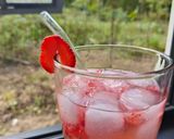 Foto langkah ke 4 dari resep Fresh Strawberry Honey Soda.