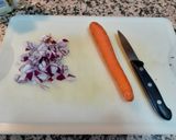 Foto del paso 2 de la receta: Salmón a la plancha con champiñones y zanahorias