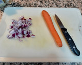 Foto del paso 2 de la receta: Salmón a la plancha con champiñones y zanahorias