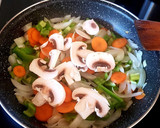Foto del paso 3 de la receta: Pollo, verduras y champiñones al curry en olla de cocción lenta