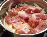 Foto del paso 2 de la receta: Conejo encebollado con arroz blanco al ajillo