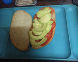Foto del paso 2 de la receta: Bocadillo de sardinas con aguacate, tomate y papas fritas