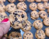 Foto langkah ke 4 dari resep Cookies Chocochip Mini ala Ummi Alfa.